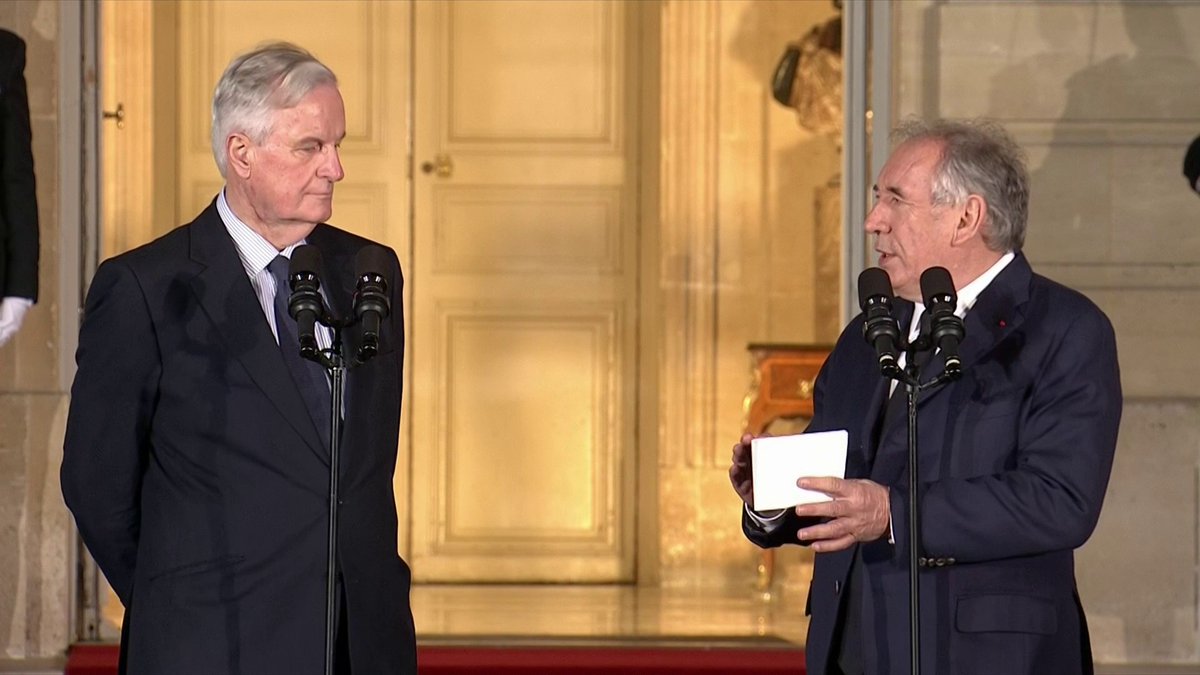 🗣"Nul plus que moi ne connaît la difficulté de la situation. (...) Je crois que cette question-là, déficit et dette, c'est une question qui pose un problème moral. (...) Se débarrasser de ses charges sur ses enfants, c'est très mal vu, à juste titre.", introduit François Bayrou.