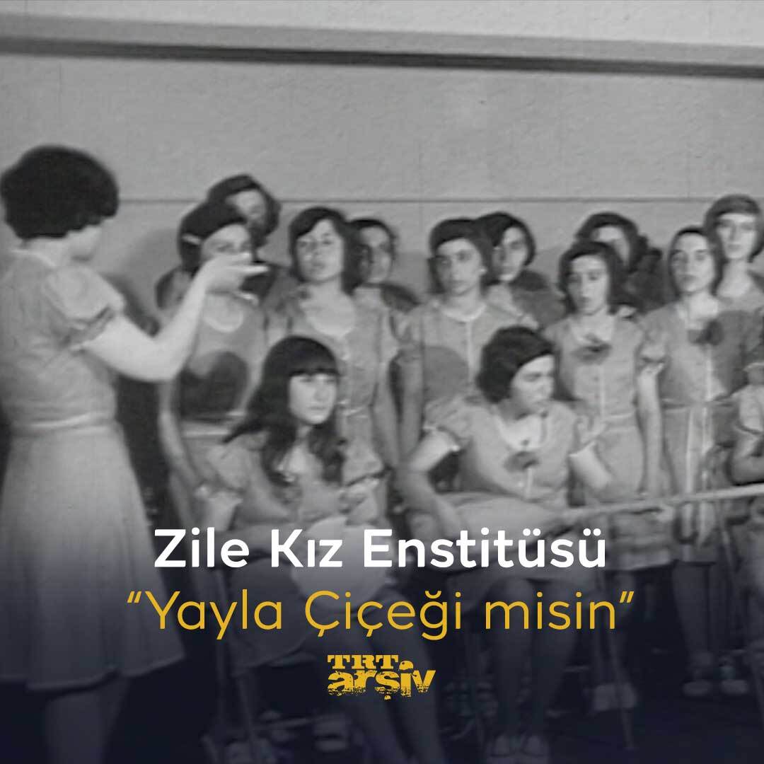 Tokat yöresine ait bir türkünün peşine düşüyor ve 1973 yılına dönüyoruz. Zile Kız Enstitüsü söylüyor, biz de dinliyoruz: “Yayla Çiçeği misin” 🌼