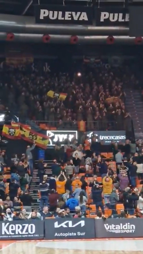 La Fonteta ovaciona a las unidades militares externas, que están durmiendo cada día en L'Alqueria del Basket y que han sido invitadas al partido de hpy 🧡🫡
