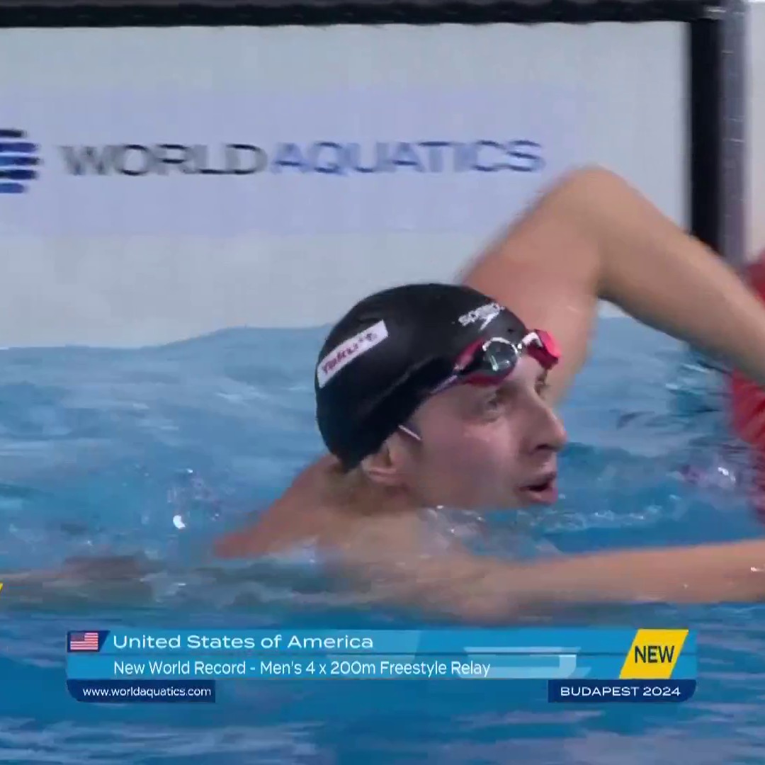 WORLD RECORD SMASHED 🤯 Luke Hobson crushes the 200 world record en route to the 4x200 world record with Carson Foster and Texas pro Shaine Casas🤘 #HookEm