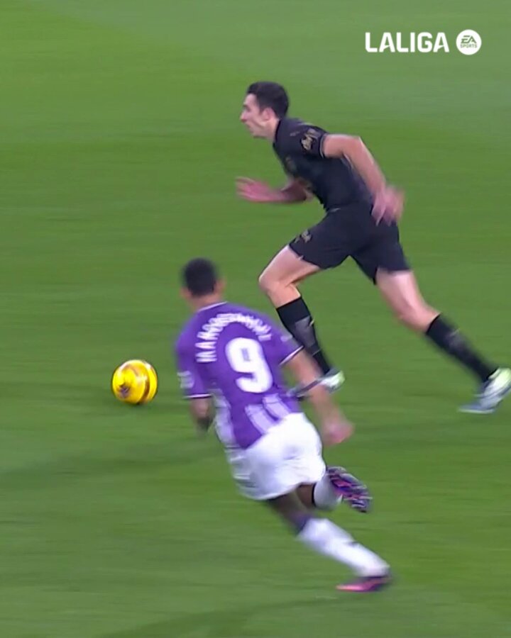 📺 Fran Pérez lo intenta por la banda #RealValladolidValencia 🟣🦇 #LaLigaHighlights