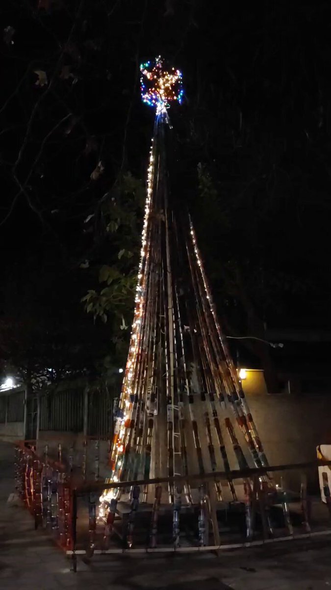 #Coruña - Hoy se inauguró en el Ventorrillo un árbol de Navidad 🎄 con cientos de latas 🥫 que aportaron y decoraron los vecinos. 🎅☃️❄️