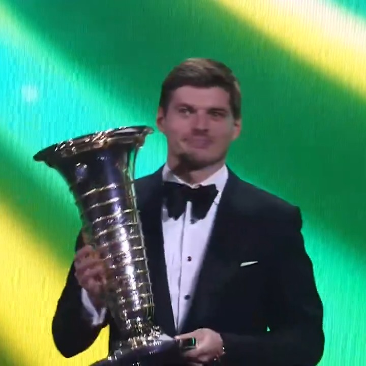 The moment Max Verstappen got his hands on the Formula 1 world drivers' championship trophy for the fourth time ๐ #F1