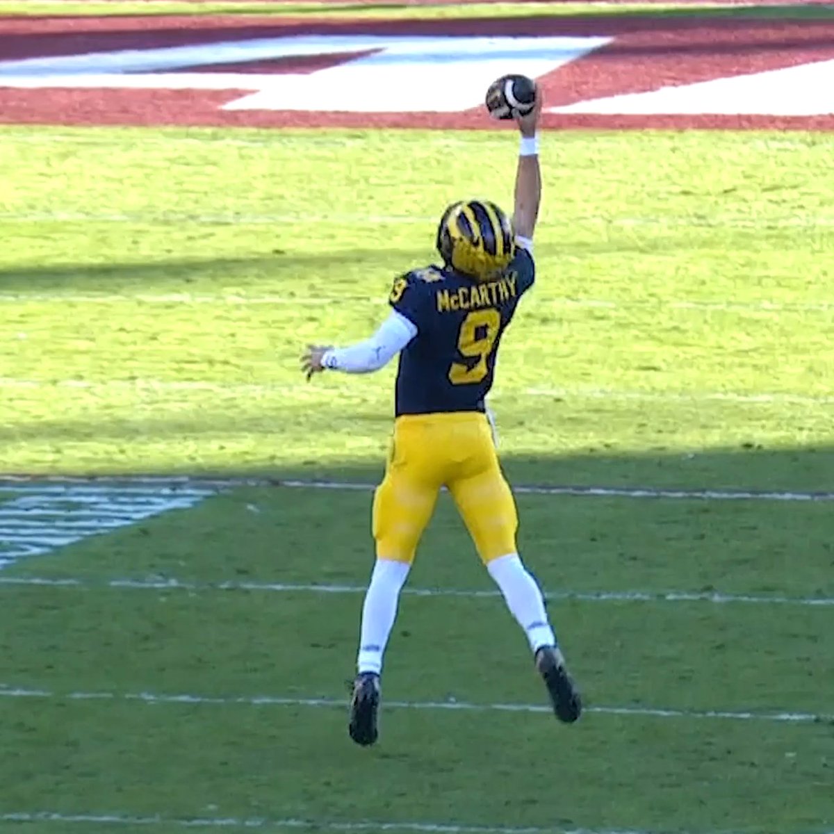 THROWBACK: WHEN JJ MCCARHTY MADE AN INSANE CATCH, GOT CRUSHED AND THEN THREW A DIME. 😱😱😱 JJ is a pretty special talent.