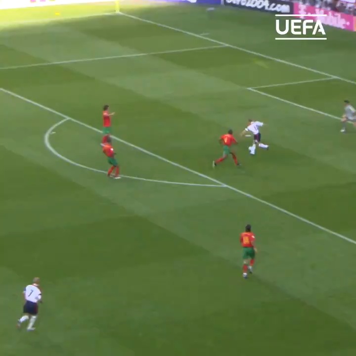 EURO2004伝説の試合の幕開けとなったゴール キーパーからのロングフィードのこぼれ球を回転シュート 意味がわかりません！ なんで反応できて なんでこんなゴール決められるの？ 元祖ワンダーボーイだからこそ決められるゴール！！