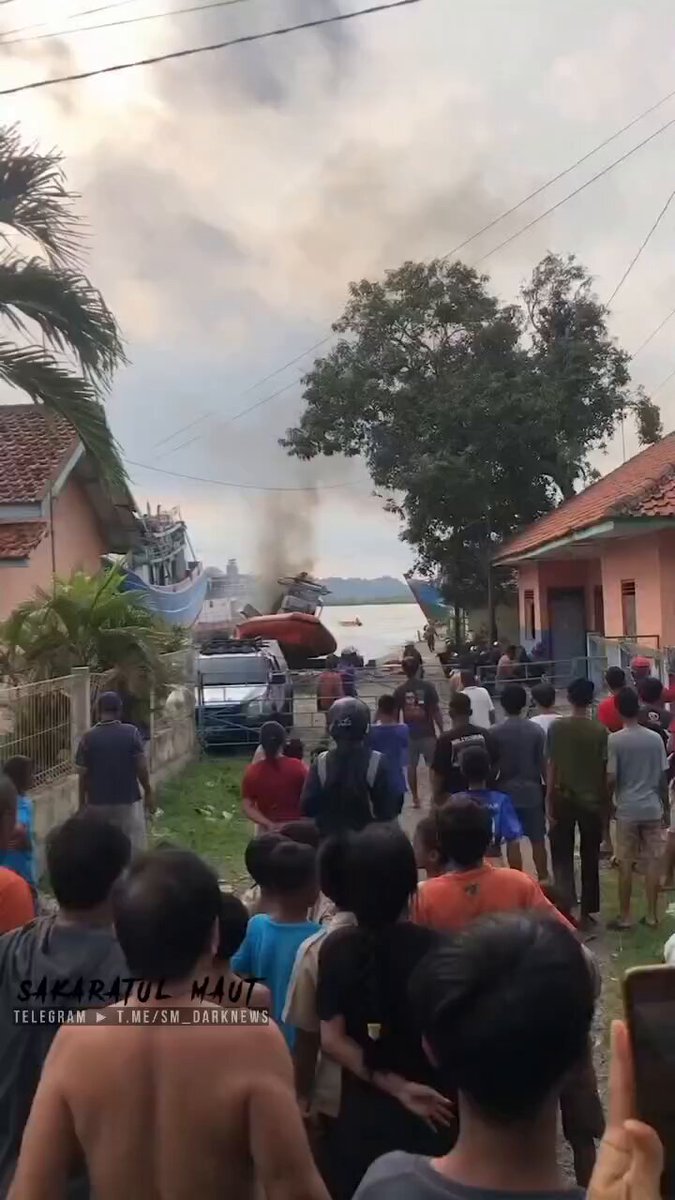 ⚠️ TRIGGER WARNING ⚠️ Kapal Basarnas Meledak Saat Perbaikan di Cilacap, 1 Montir Tewas Cilacap - Kapal milik Basarnas dilaporkan meledak saat sedang diperbaiki di salah satu bengkel kapal di kompleks Pelabuhan Sleko, Kabupaten Cilacap, Jawa Tengah. Seorang pekerja tewas. Dilansir detikJateng, Sabtu (14/12/2024), Kepala UPT Damkar Kabupaten Cilacap, Supriyadi mengatakan peristiwa itu terjadi pukul 15.20 WIB. Saat itu tiga pekerja tengah memperbaiki kapal milik Basarnas. "Pada pukul 15.20 montir bengkel kapal (menyebut nama salah satu PT) sedang memperbaiki kapal milik Basarnas. Pada saat unloading atau loading BBM, kapal meledak dengan sangat keras di bagian belakang kapal," kata dia melalui keterangan tertulisnya, Jumat (13/12/2024). Dalam kejadian itu seorang montir yang belum diketahui identitasnya terpental ke atas. Sedangkan dua rekannya mengalami luka berat. "Saat kejadian meledak, montir kapal 1 orang terpental sampai ke atas dan jatuh ke bawah sampai meninggal ditempat, 2 orang lainnya luka berat," terangnya. Setelah ledakan terjadi, para pegawai di bengkel kapal itu melakukan pertolongan pada korban dan melakukan pemadaman dengan alat bantu alkon, selang, dan nozzle jet. Salah satu pegawai juga menghubungi Damkar pos Cilacap. "Sekitar pukul 15.27 WIB petugas langsung merespons kejadian dengan respons time 7 menit, kemudian tim melakukan pemadaman," jelasnya. Supriyadi melanjutkan, ketiga korban langsung dilarikan ke rumah sakit. Kasus ini tengah dalam penyelidikan kepolisian, termasuk penyebab kebakaran yang dipicu dari ledakan. "Untuk identitas korban masih belum lengkap, masih dalam penyelidikan kepolisian. Untuk saksi langsung ditangani untuk penyampaian informasi kejadian oleh tim penyidik kepolisian," ungkapnya. Dalam kejadian tersebut, Supriyadi menyatakan kerugian ditaksir mencapai Rp 100 juta. - detikJateng