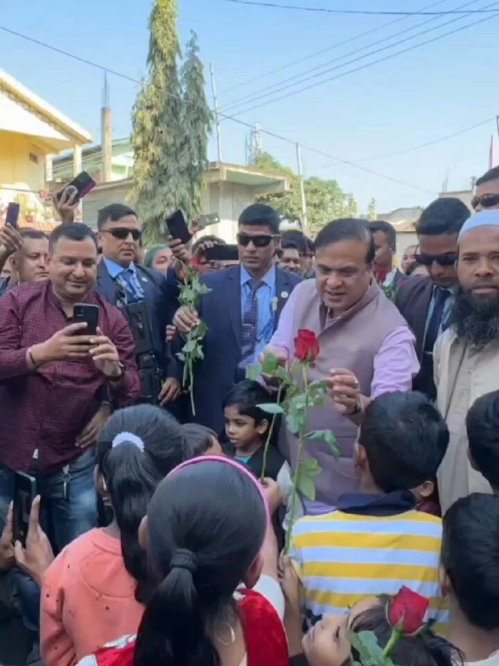 On my way to Golaghat, I was greeted by young friends near Zame Masjid. Our Government will do all it takes to ensure that our children are in schools.