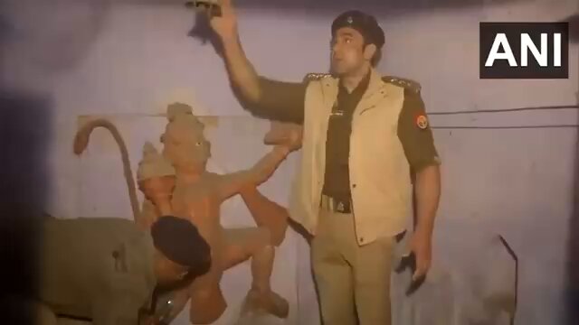 संभल, यूपी में पुलिस ने 30 साल से बंद पड़े एक मंदिर को खुलवाया। पुलिस अधिकारियों ने घंटा बजाया और खुद साफ–सफाई की।