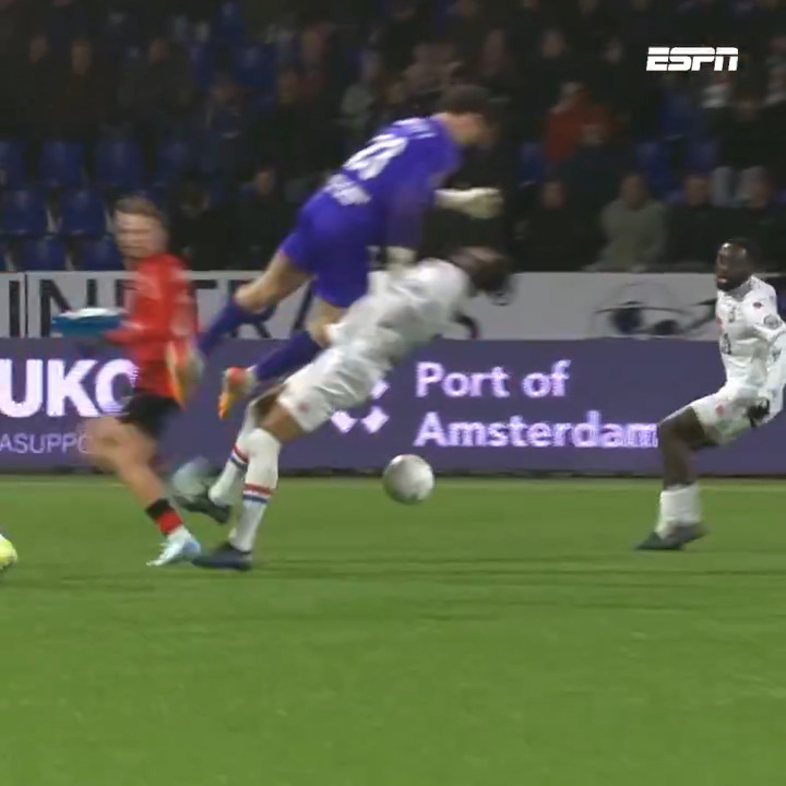 Had Helmond Sport-doelman Kevin Aben rood moeten krijgen? 🤔🟥 🗣️ Hans Kraay jr.: "Dat hij zijn nek niet breekt of geen hersenschudding heeft..."