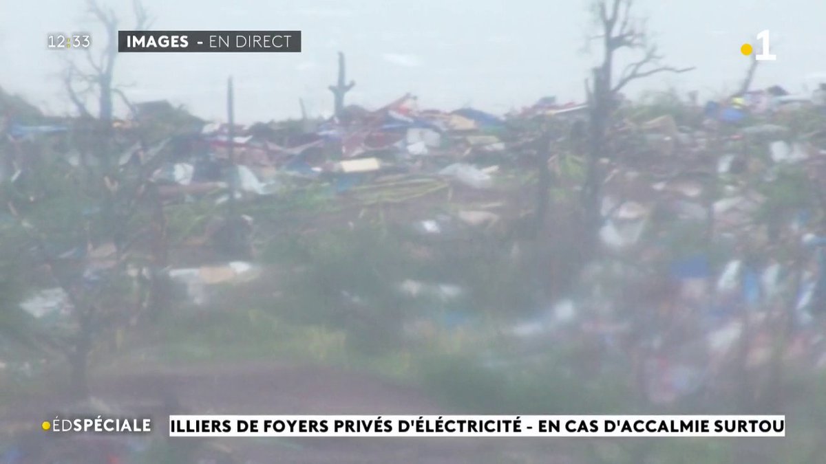 🌀 Scènes de chaos à Mayotte, frappée par le cyclone Chido. Des cases en tôle se sont effondrées. D'après Mayotte la 1ère, des personnes sont à l'extérieur et fouillent les décombres 👉 Suivez l'évolution de la situation en direct :