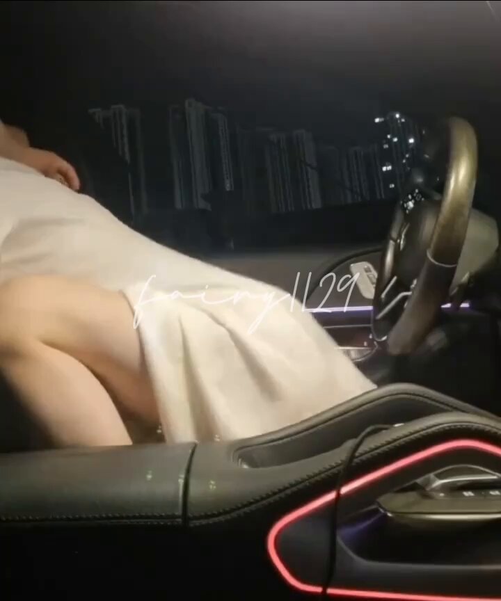 我不认识什么奔驰也没听说过什么包养… 只看到了一个青春活力想进步懂感恩大方开朗的女大学生喝醉了，有一位和善的中年男士好心送她回家，而女孩因为过于思念异地男友而认错了人，一不小心就在主驾驶身上女上把自己坐到高潮了… 鲨鱼大大 猫猫の日常💕 烧杯姐夫 被套了