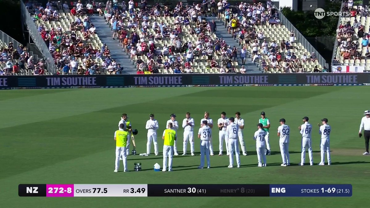 England giving guard of honour to Tim Southee. 🫡