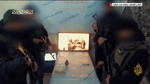 مشاهد حصلت عليها #الجزيرة لكمين جباليا الأخير الذي أعلن جيش الاحتلال مقتل ضابط وجنديين فيه، وتوثق المشاهد لحظة هجوم عناصر القسام على شاحنة تقل عددا من جنود الاحتلال، وسيطرتهم على جرافة عسكرية قبل إحراقها والانسحاب من المكان #حرب_غزة #الأخبار