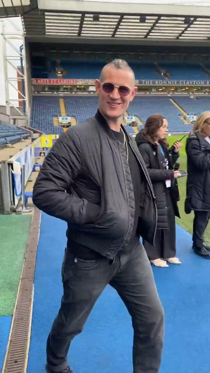 🗣️ "𝙄𝙩'𝙨 𝙡𝙞𝙠𝙚 𝙖 𝙘𝙝𝙞𝙡𝙙𝙝𝙤𝙤𝙙 𝙙𝙧𝙚𝙖𝙢, 𝙩𝙝𝙞𝙨!" 🎬 Delighted to be joined by Doctor Who, The Crown and House of the Dragon star Matt Smith for today's game! #ROVvLUT | #Rovers 🔵⚪️