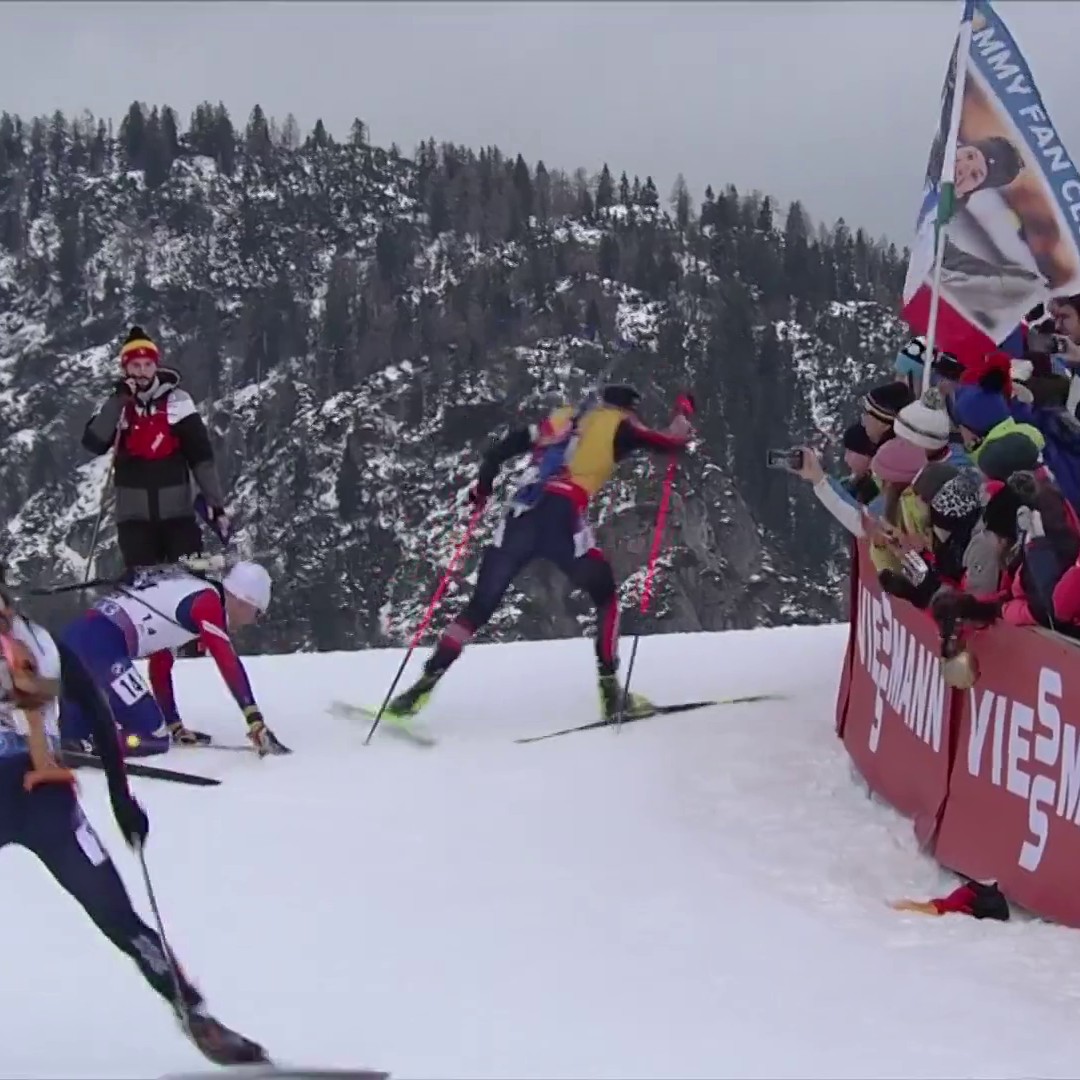 LA CHUTE D'ÉMILIEN JACQUELIN 😩 Au coude à coude avec Johannes Boe, le Français tombe dans le dernier tour et laisse filer la victoire sur la poursuite... Suivez la saison de biathlon en intégralité sur Eurosport #ChaletClub