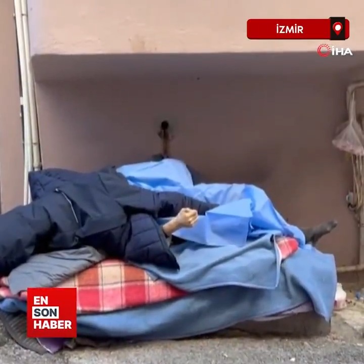 İzmir'de dün "Engelliyim, gidecek yerim yok. Soğuktan öleceğim" diyerek yardım isteyen vatandaş, aynı yerde ölü olarak bulundu.