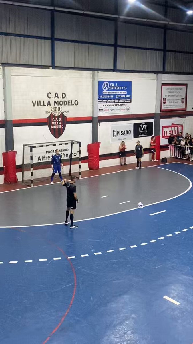 INSÓLITO el penal que no le convalidaron a Independiente en la semifinal del Futsal. Era el ÚLTIMO de la serie, el árbitro cobró que la pelota NO entró (!!) y el Rojo quedó eliminado. 😳🇦🇷