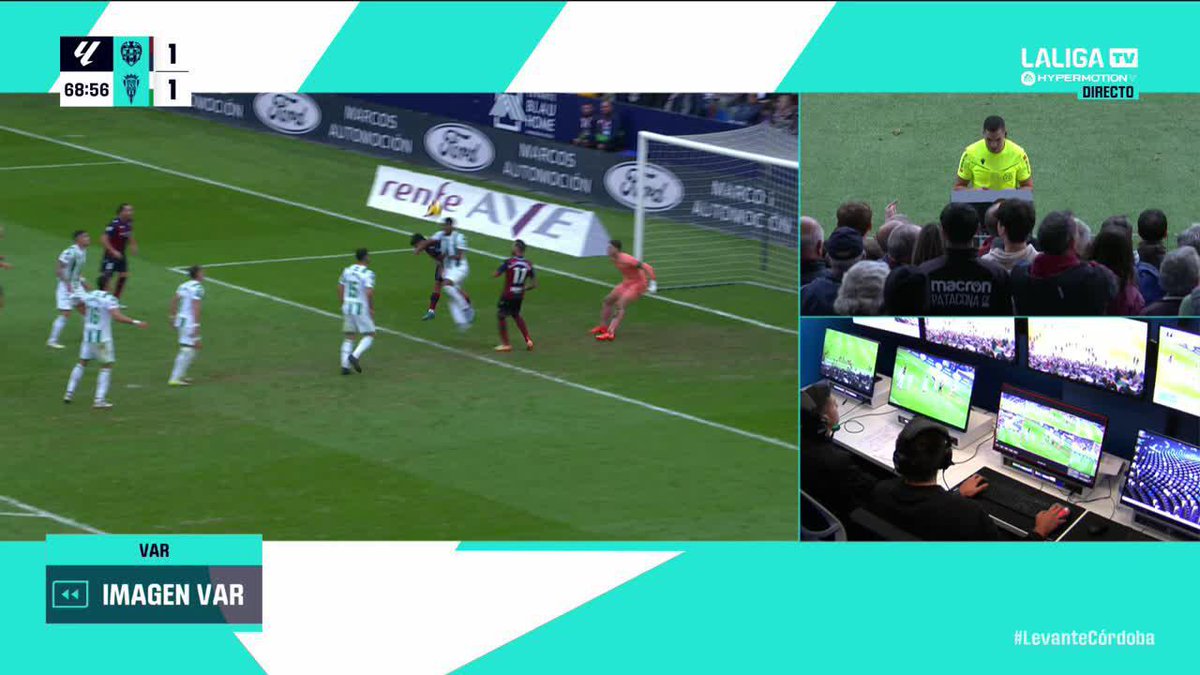 El árbitro pitó penalti de Marvel por esta acción sobre Brugué El Levante convirtió la pena máxima y puso el 2-1 contra el Córdoba #LALIGAHYPERMOTION