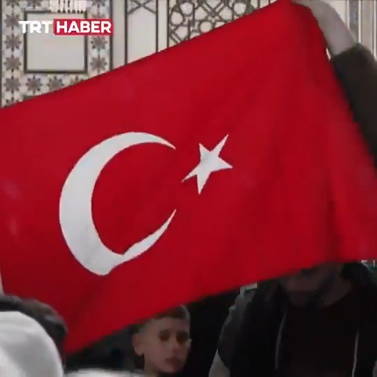 Birinci Dünya Savaşı'nda Sultan Abdülhamid'i deviren, ardından Osmanlı ordusunu sırtından bıçaklayıp Şam'dan sürükleyen masonik hainler tarafından indirilen Osmanlı bayrağının 106 yıl sonra Şam'daki Emevi Camisi'ne dikilmesi . Allah'a hamd olsun.. Allah büyüktür