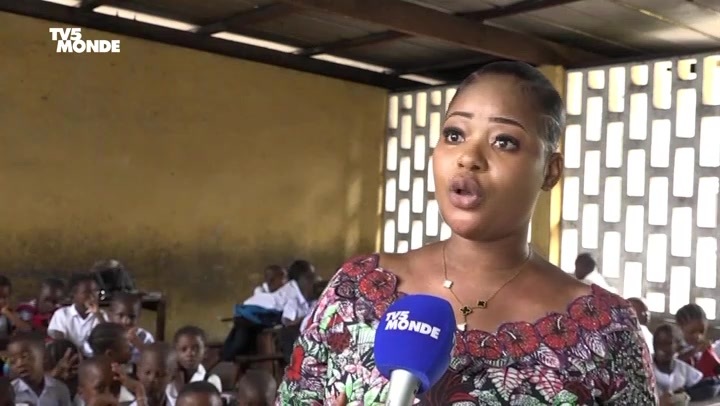 En RDC, "Madame Elombe" est institutrice, à Kinshasa. Elle est devenue une star de TikTok grâce à ses vidéos où on la voit chanter et danser avec ses élèves. Pour elle, la joie doit accompagner les enfants dans les salles de classe pour qu'ils soient mieux disposés à apprendre!
