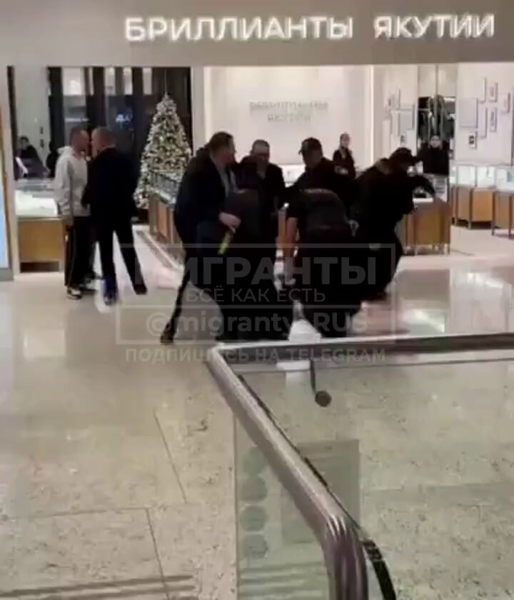 🔥В Москве охранник в ТЦ Щёлковский от души провел воспитательную беседу для абу- бандитов пристававших в ресторане к девушкам. После прибытия охранников абу-бандиты принялись их оскорблять , но внезапно один из «витязей» выхватил дубинку и пояснил правила поведения в РФ.
