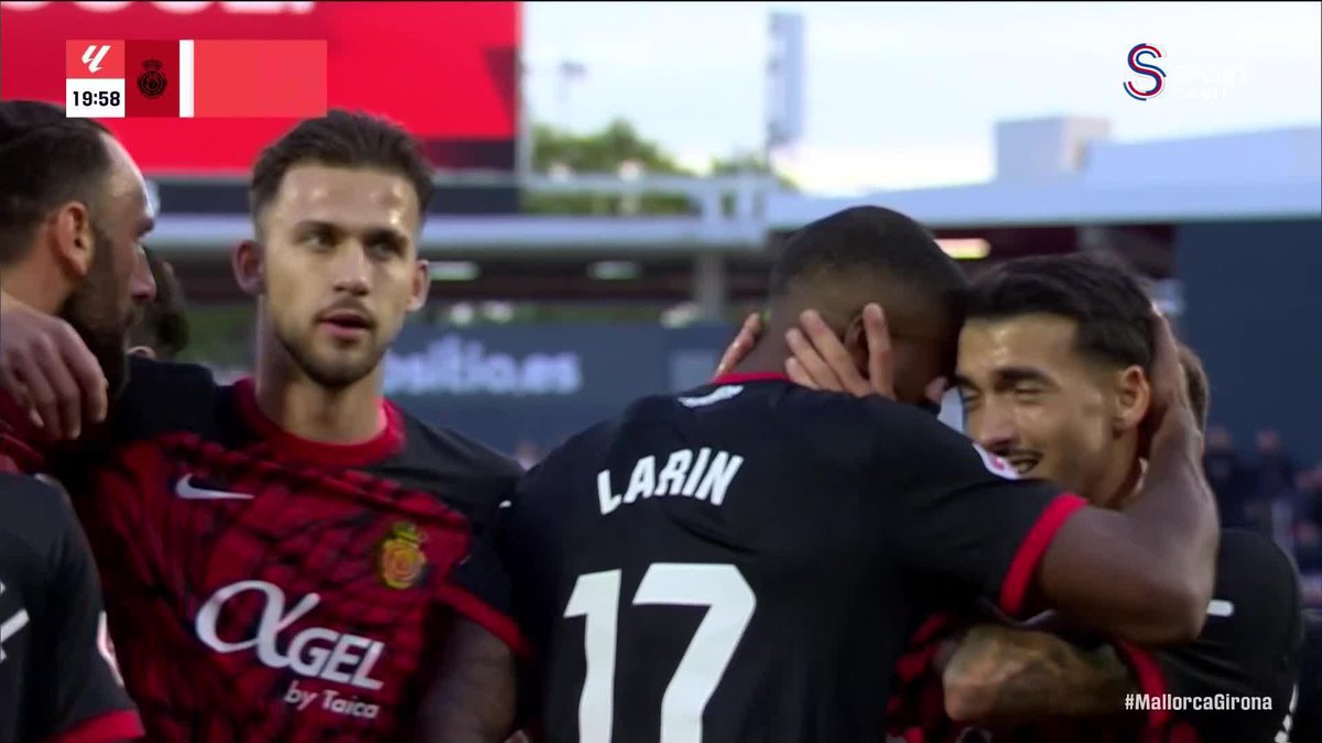 Larin merkezden top taşıyıp son vuruşu mu yapıyor hayal mi görüyorum? Bu arada bu maçta 2 gol attı.