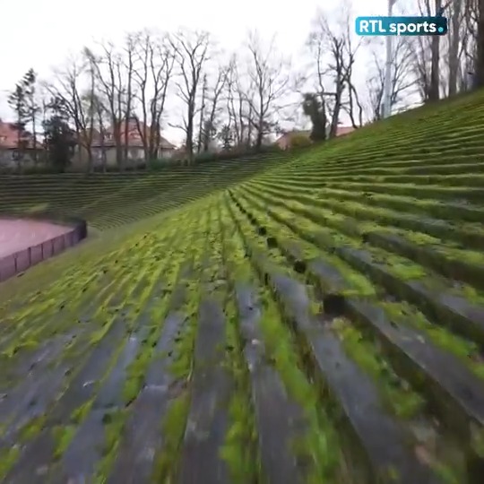 Un stade de 42000 personnes au cœur Bruxelles, un stade qui a accueilli les Diables et une enceinte mythique de Liège : aujourd'hui on vous présente 3 stades oubliés. 🏟️ #RTLsports