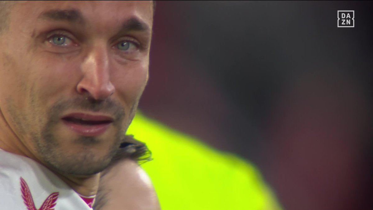 Llegaste siendo un niño. Te vas siendo LEYENDA. Jesús Navas y sus lágrimas al pisar, por última vez, el Sánchez Pizjuán… 🥹 #LALIGAenDAZN ⚽️