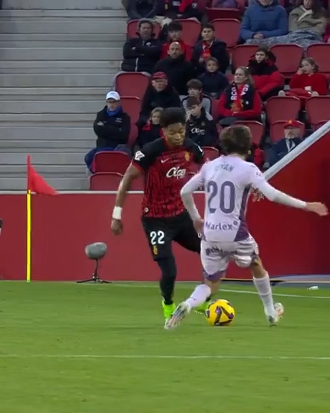 La cara de Mojica tras dejar atrás a Bryan Gil… 😁