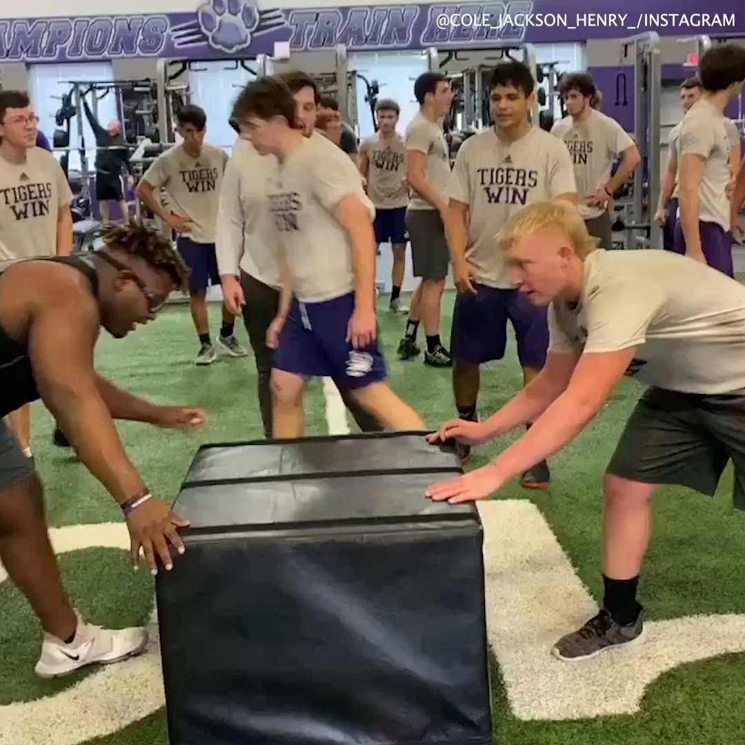 THIS DRILL IS FREAKING AWESOME. 😱😱😱 Every football team should be running this