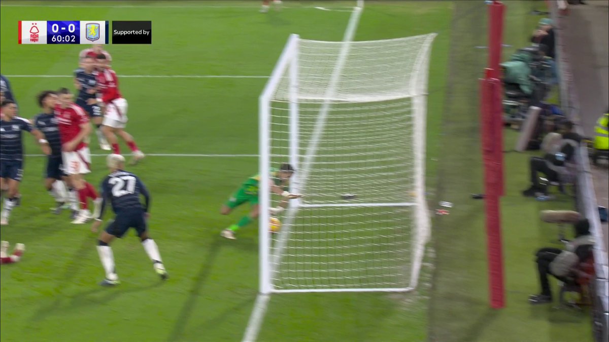 WHAT A SAVE BY EMILIANO MARTINEZ! 🤯