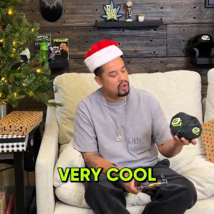 DAY 1️⃣ #OpTic12Days of Christmas is BACK! Starting off with TWO cordaroys Mini BeanBags and a special HECZQUARTERS Custom SCUF to rest it on 🔥 Like/RT & reply with your favorite SCUF design of all time 🤝 For more: