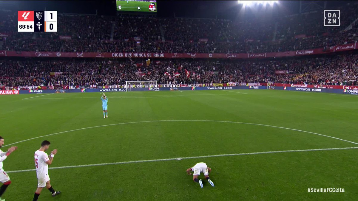 El beso al césped que lo vio crecer. Las lágrimas de una leyenda. El amor más puro a su Sevilla Fútbol Club. No digáis nada, solo escuchad el último adiós del Sánchez-Pizjuán a Jesús Navas 🥹💔 #LALIGAenDAZN ⚽️