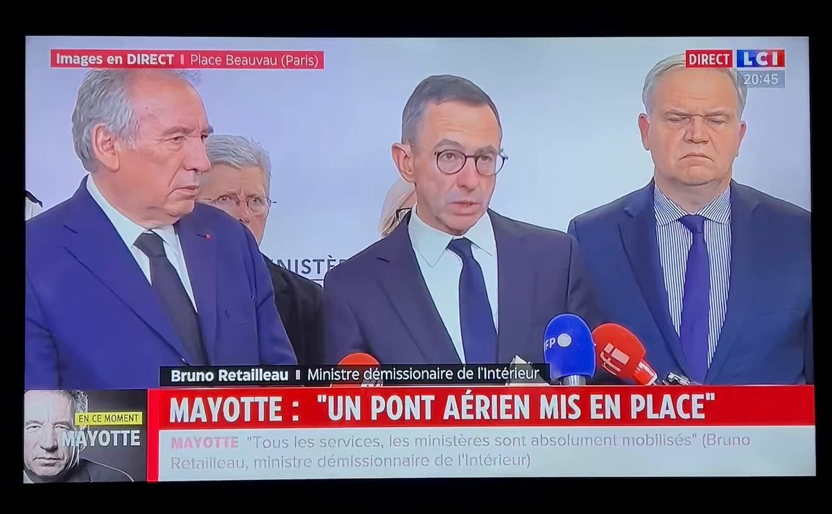 La tête de Retailleau quand Bayrou s'est barré. 🙄#Mayotte #Bayrou