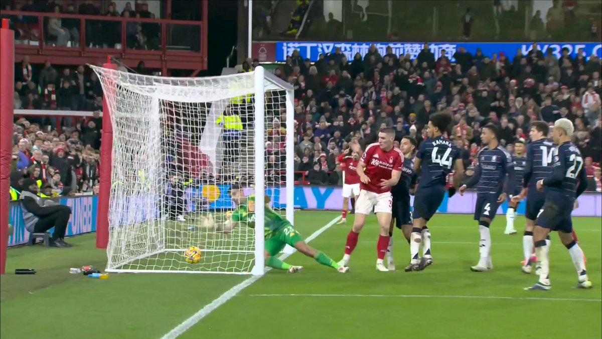 Lee Hendrie & Jamie Redknapp react to Emi Martinez's blunder to concede the equaliser against Nottingham Forest 😬