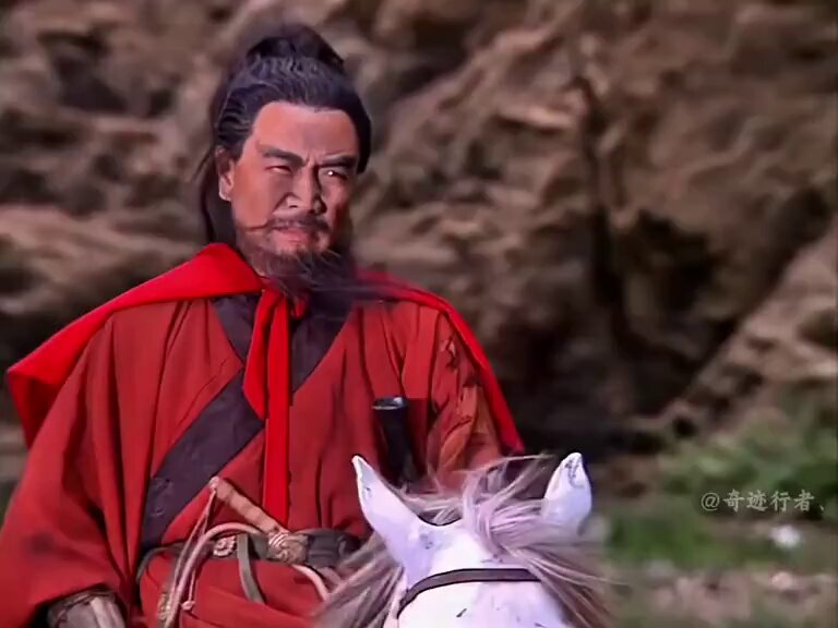 那是一个电视剧可以慢慢拍几年的时代，一个荒郊野岭埋伏兵马镜头，双方的主帅表情戏，可以持续几分钟的时代。 一个没有预制菜和抖音的时代！
