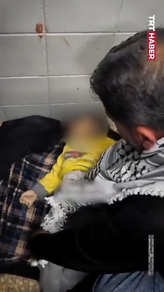 Kefen bulamadı, kızını montuna sardı... Gazzeli babanın acı vedası.