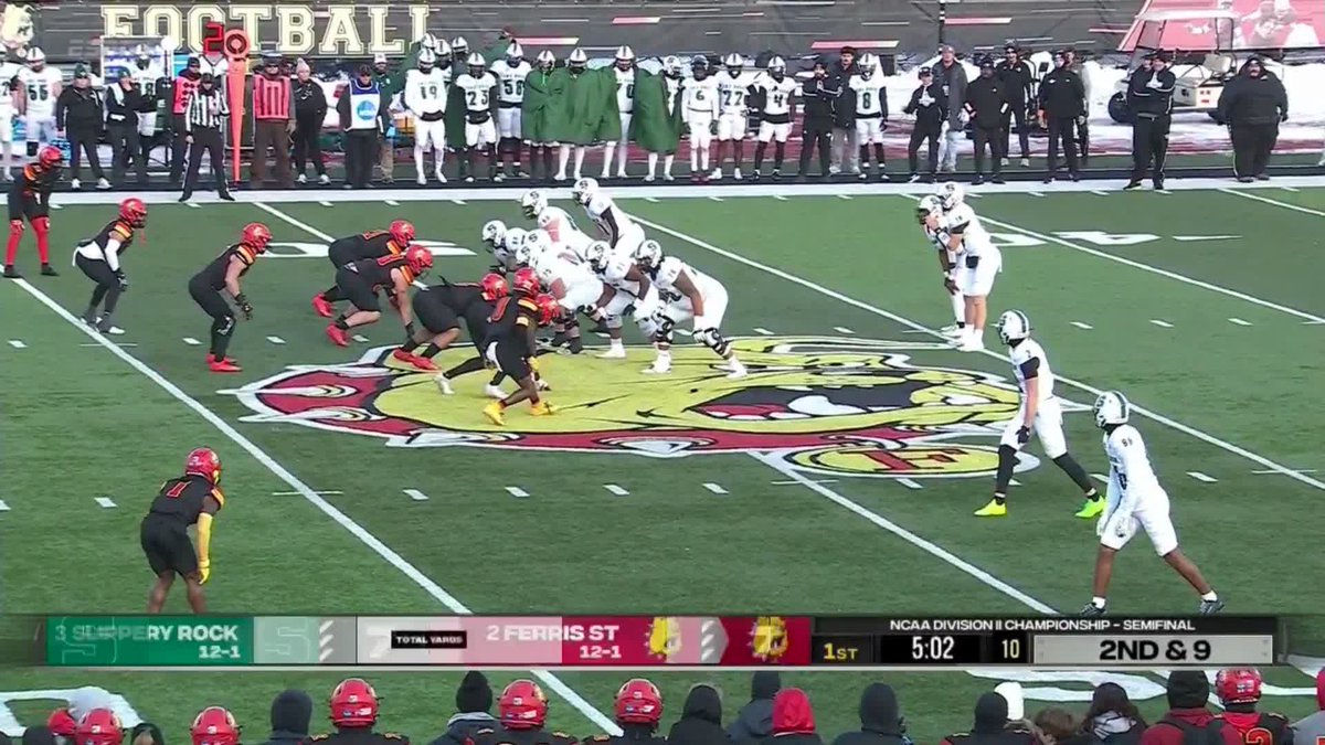 What a grab by Mike Solomon! 😯 #D2FB x 📽️ ESPN+ / Slippery Rock Football