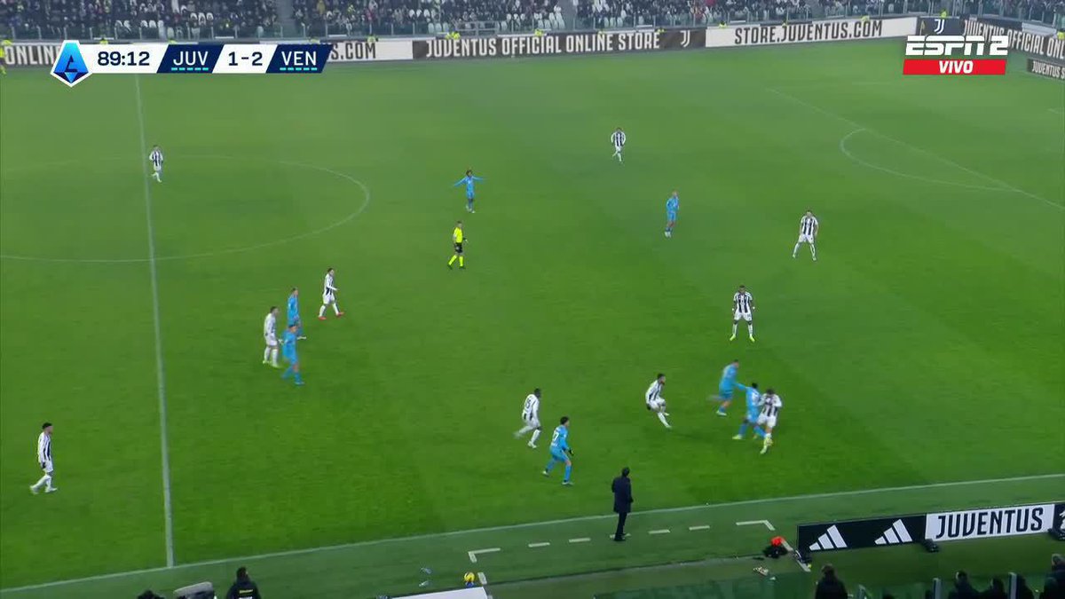 ¡PERO QUÉ DISTINGUIDO! La gran acción individual de 🇪🇨 John Yeboah, para quitarse la marca de un jugador de la Juve y generar una acción de peligro de Venezia. Su equipo gana 2-1. ▶️ Más 🇮🇹 #SerieA en #DisneyPlus.