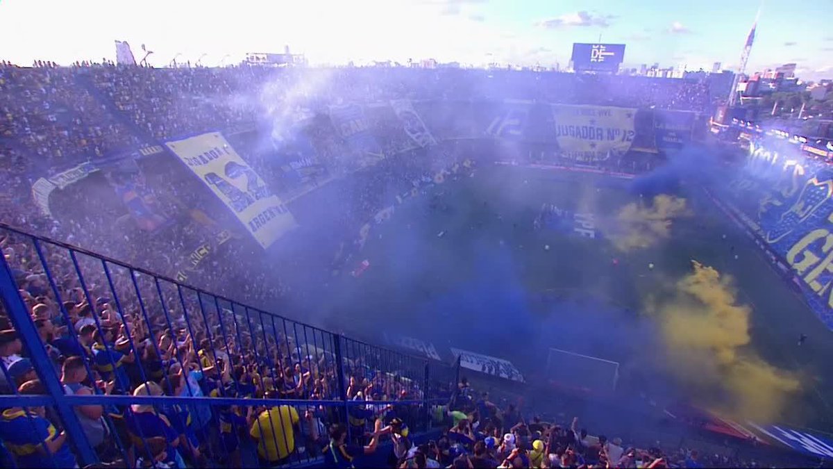🏟️Recibimiento de CAMPEÓN por parte de los hinchas de #Boca, siempre con el escudo y con los colores.