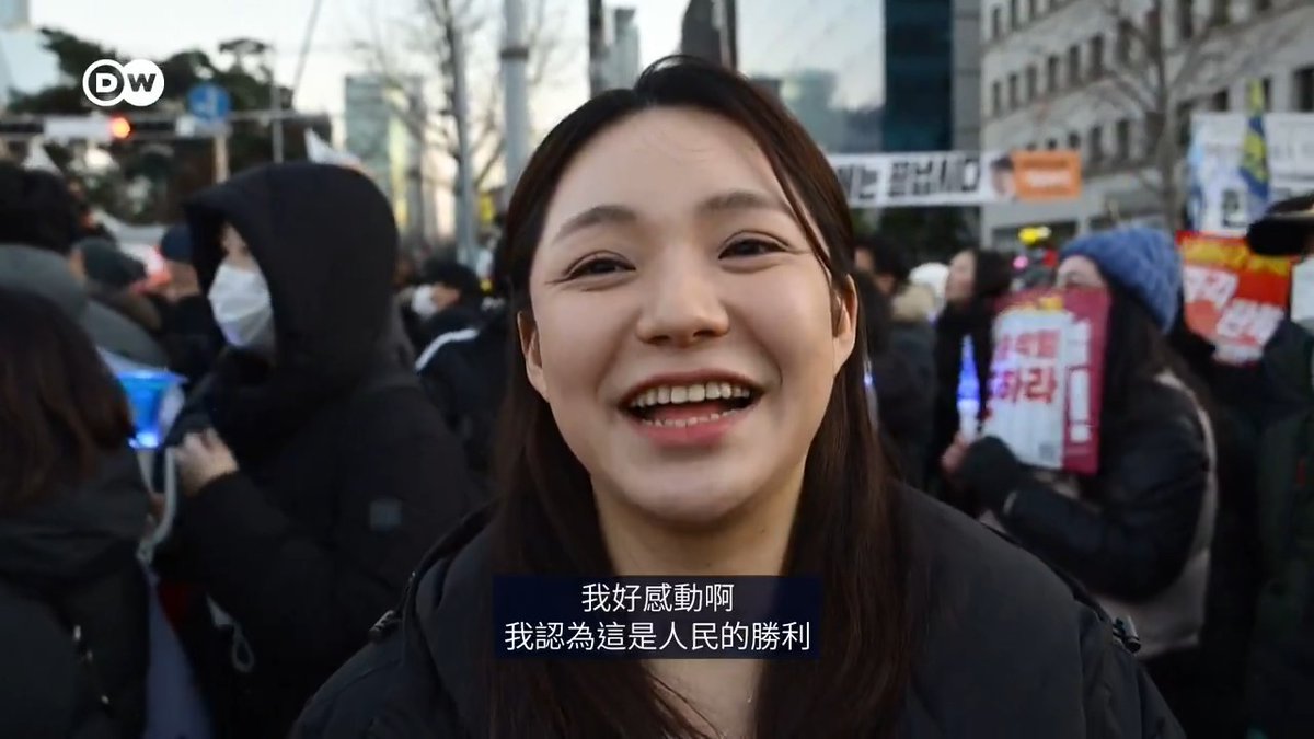 普通人永遠看不懂政治博弈背後的歷史邏輯。韓國人根本看不到即將到來的風險,就像民國時期的民主黨派不自覺的被統戰,抗議和反對國民政府的獨裁腐敗,結果他們迎來了共產黨。還有台灣年輕人反對藍綠惡鬥,選擇投票給了其實早就被中共秘密統戰的柯文哲。幸好,台灣比韓國幸運。