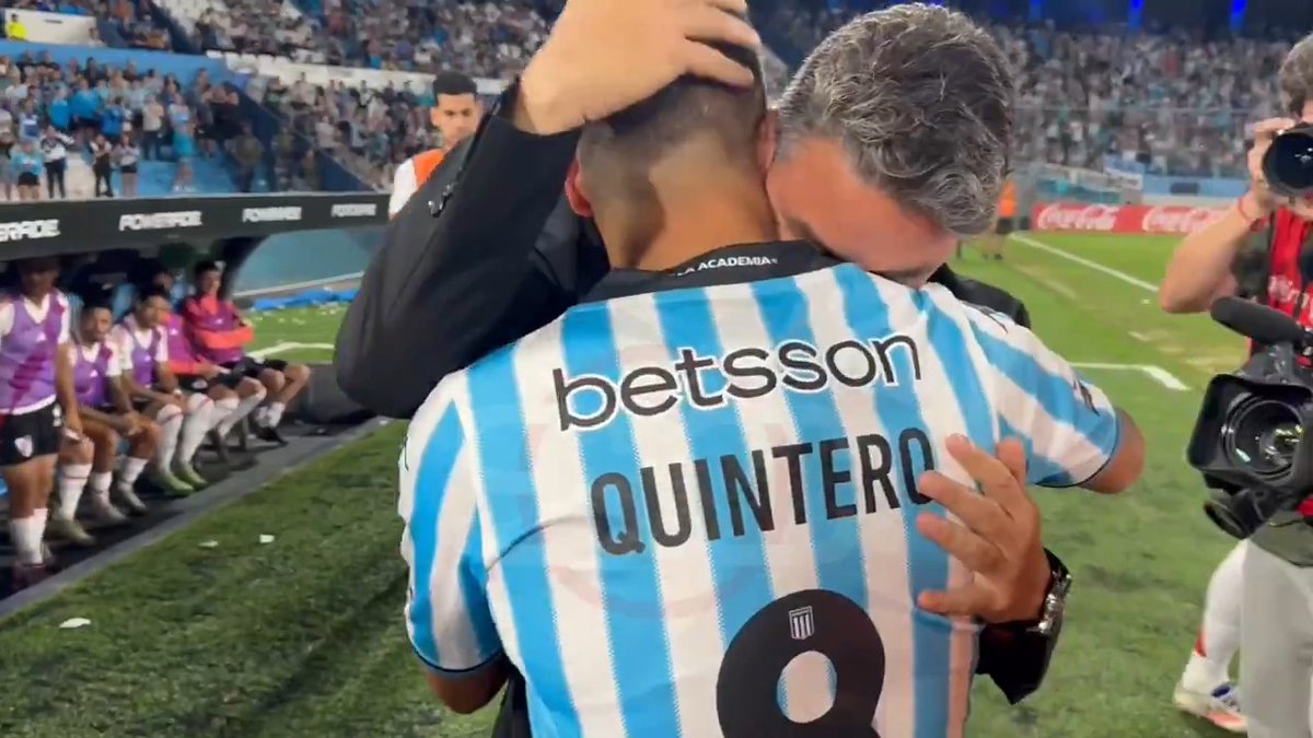 Juanfer se muerde los labios después de abrazar a Gallardo, se muere de ganas de estar en River