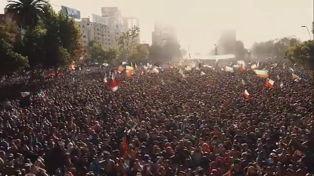 5 años desde la histórica intervención de INTI-ILLIMANI en Plaza Dignidad. Un camión cruzado en plena Alameda a las 5 de la tarde, un corredor humano para q los musicos llegaran al improvisado escenario, rodeados de cariño. Estuve ahí como parte del crew
