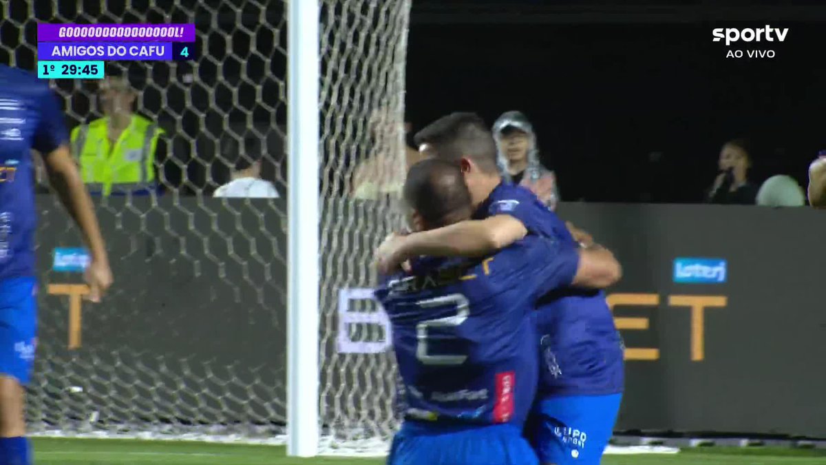 "SÓ O FUTEBOL PROPORCIONA" 🥹 Imagina jogar no Pacaembu, receber um passe do vovô e balançar as redes. Gabrielzinho, neto de Cafu, viveu isso nesta noite.