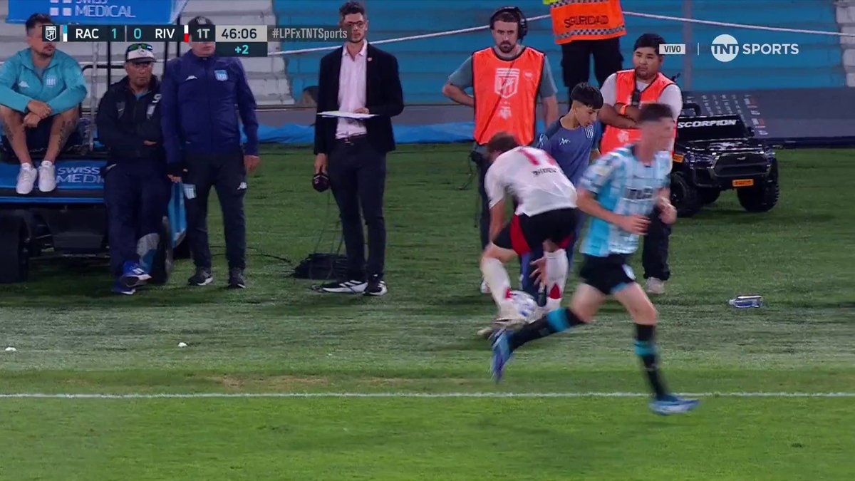 🇦🇷😳 Facundo Colidio fue a buscar la pelota para sacar el lateral y PISÓ al alcanzapelotas de Racing.