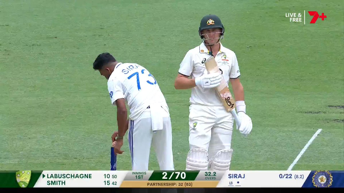 Siraj went to change the bails over... Marnus was having none of it 😅 #AUSvIND