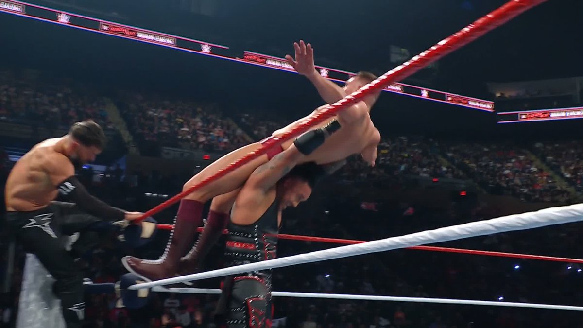 😱 😱 😱 This match is CRAZY! #SNME