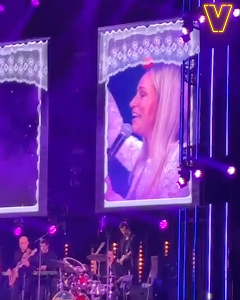 Beelden vanuit Ahoy: Hélène zingt 'Kleine Vogel' bij De Bevers Vieren Kerst! 🥳🙌 #vandaaginside