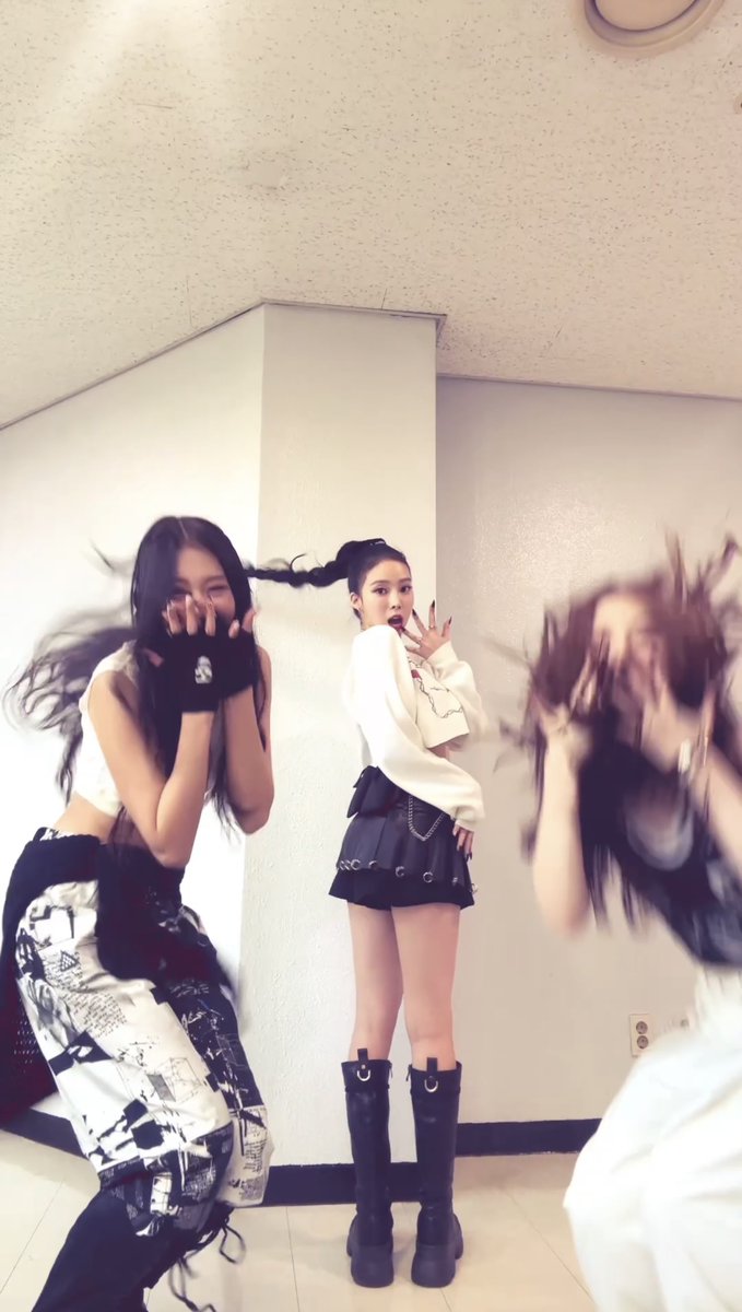 transition queenz 👸✨ TikTok : Shorts : Reels : NAVER TV : #MEOVV #미야오 #TOXIC #BODY #GAWON #가원 #NARIN #나린 #ELLA #엘라 #THEBLACKLABEL #더블랙레이블
