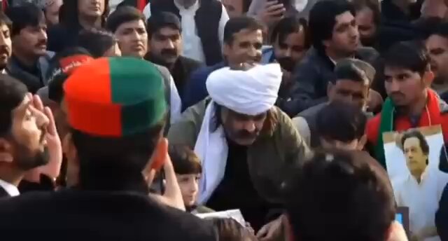 علی امین بھی شہدااجتماع میں شہدا کے بچوں کے ساتھ موجود ہیں۔